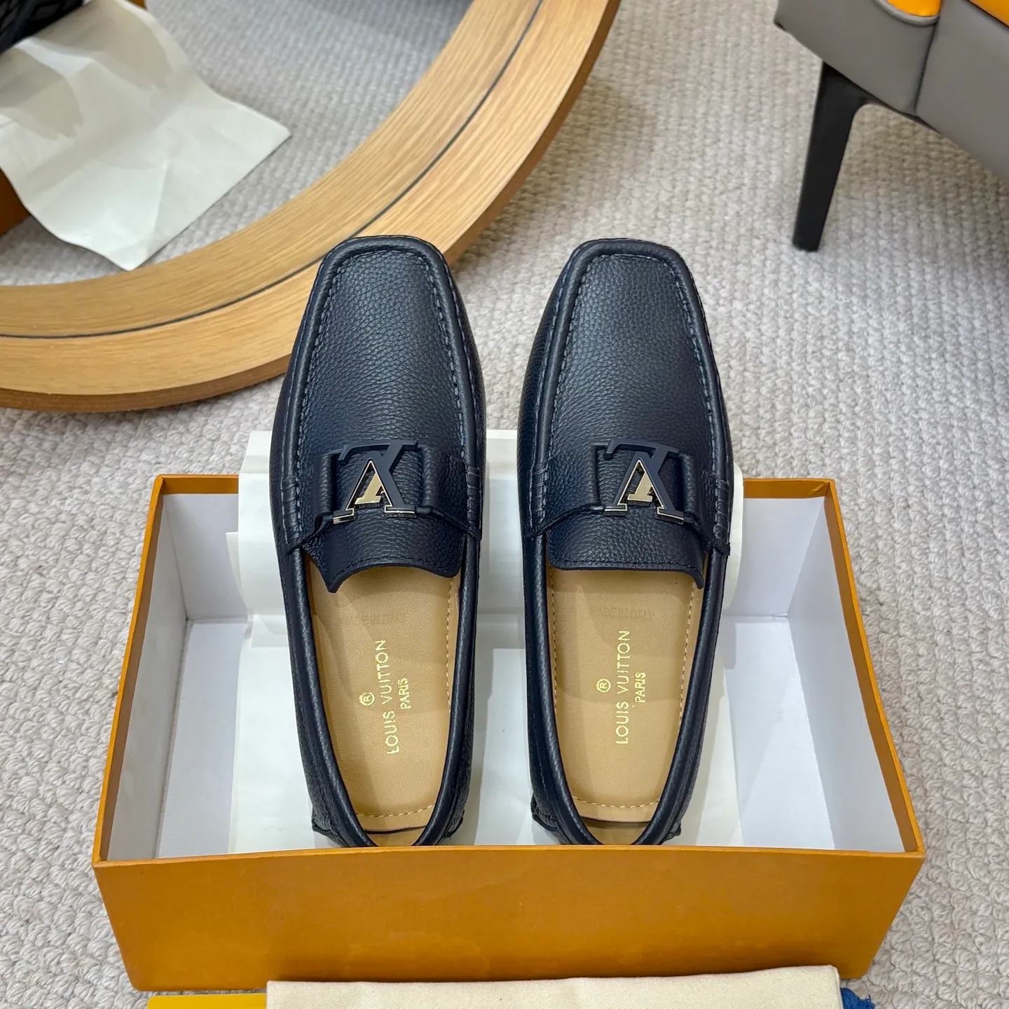 Men's men's shoes 💰420 (Yangli) LV 2⃣️0⃣️2⃣️5️⃣Spring and summer counter GLORIA series models ✈️Original factory special leather production, original last type. A classic driving slip-on casual shoe that shows an elegant style with exquisite craftsmanship details such as Monogram embossing all over the upper🌀Italian imported calfskin fabric Sheepskin foot pads➕Inside～Private mold replica sole Unique style Comfortable driving slip-on Size: 4-12 (38-46) Comes with [Counter packaging: original box, wrapping paper, card, instruction manual, shoehorn, cloth bag] No pressure to enter and leave the counter!